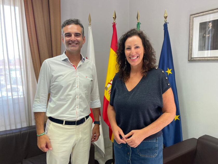 Fernández-Pacheco aborda con la alcaldesa de Almería la “apuesta inequívoca” de la Junta por un evento que engloba aspectos de la economía azul como desalación, cultivos marinos y turismo azul