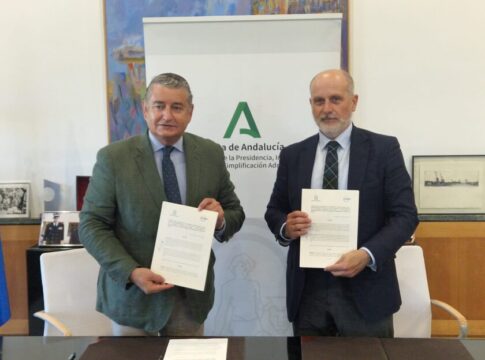 Antonio Sanz firma un convenio para incorporar a la compañía Enagás en el sistema del 112