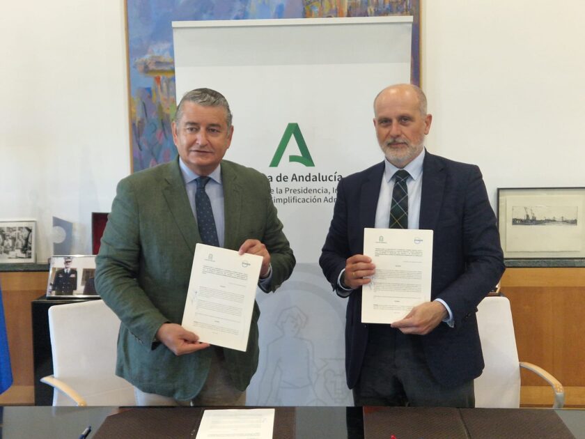 Antonio Sanz firma un convenio para incorporar a la compañía Enagás en el sistema del 112