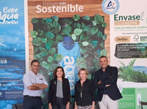Rocío Blanco visita en Alhaurín de la Torre la sede de LY Company Group, líder en agua en brik