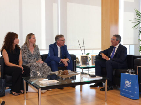 Salado recibe al nuevo embajador británico y destaca que la población residente en la provincia asciende a 70.000 personas