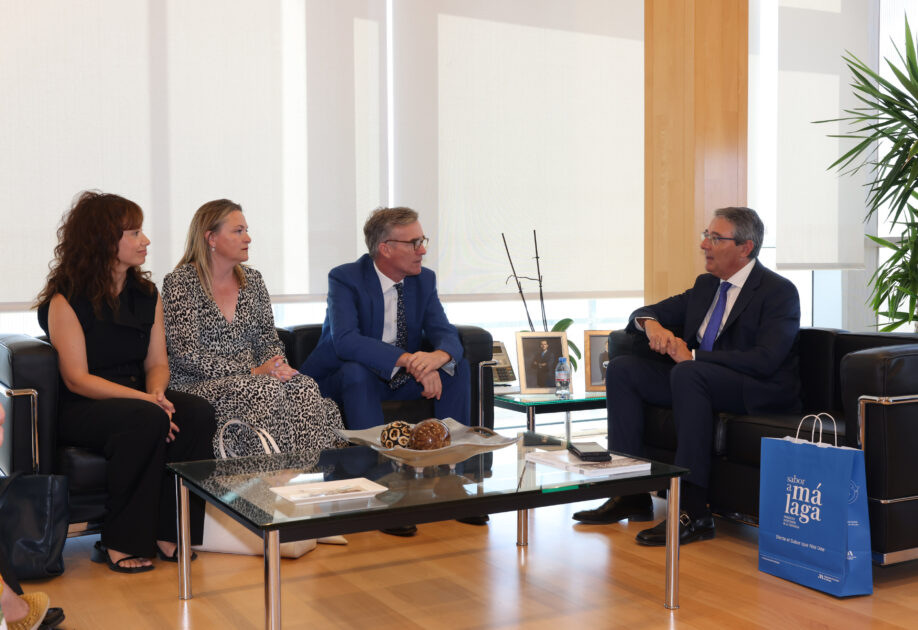 Salado recibe al nuevo embajador británico y destaca que la población residente en la provincia asciende a 70.000 personas