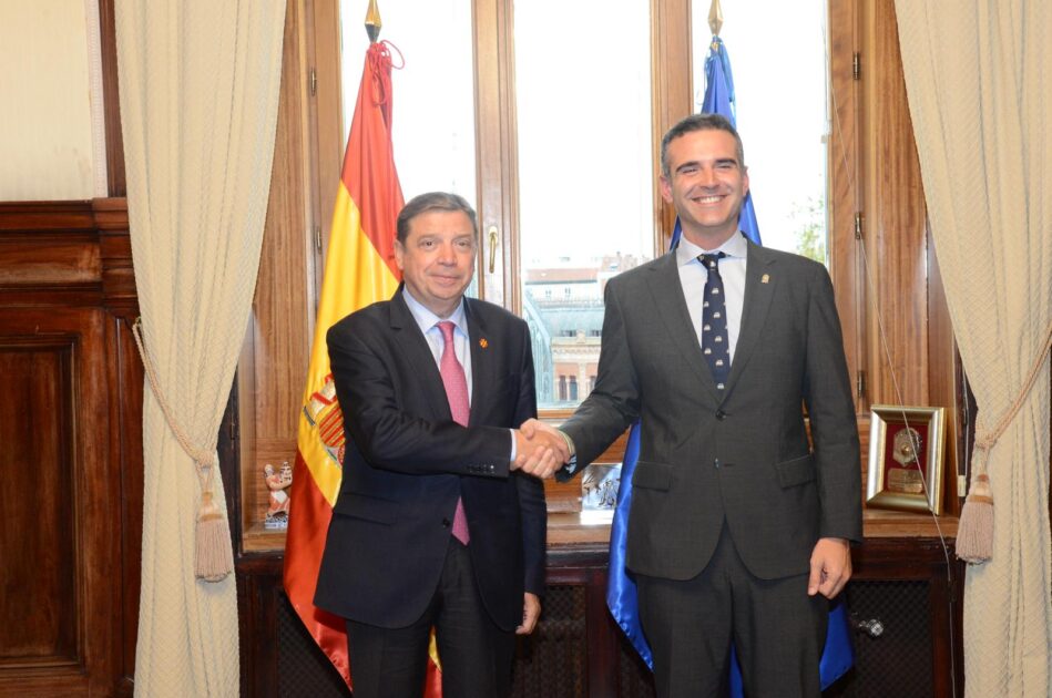 Ramón Fernández-Pacheco aborda con Luis Planas algunos de los principales asuntos agrarios y pesqueros que afectan a Andalucía