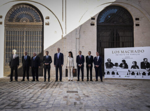 Juanma Moreno asiste junto al Rey a la inauguración de la Exposición 'Los Machado. Retrato de Familia' en Sevilla, uno de los hitos culturales del año en Andalucía