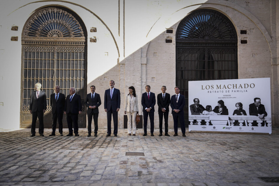 Juanma Moreno asiste junto al Rey a la inauguración de la Exposición 'Los Machado. Retrato de Familia' en Sevilla, uno de los hitos culturales del año en Andalucía