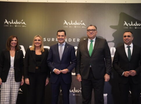 Moreno asiste a la presentación de la campaña ‘The surrender of Andalusian Crush”, que rinde homenaje a la riqueza cultural y patrimonial de Andalucía