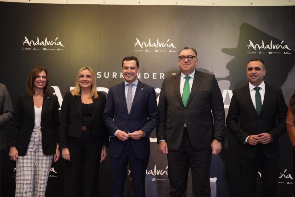 Moreno asiste a la presentación de la campaña ‘The surrender of Andalusian Crush”, que rinde homenaje a la riqueza cultural y patrimonial de Andalucía