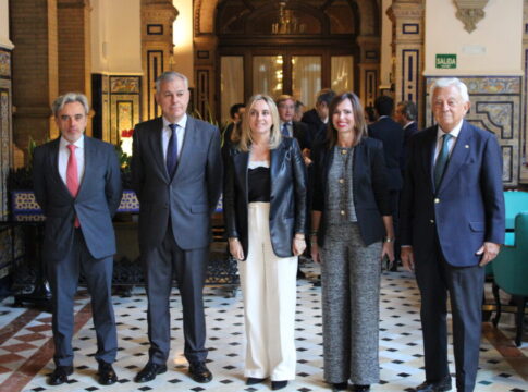 La alcaldesa de Granada presenta en Sevilla el modelo "Granada para Vivir" y anuncia un nuevo impulso para la oficina del PGOM en las próximas semanas