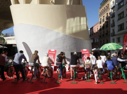 Lácteos COVAP presenta su leche con 20 gramos de proteínas por vaso en una acción sostenible de street marketing