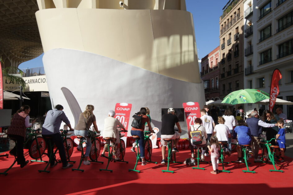 Lácteos COVAP presenta su leche con 20 gramos de proteínas por vaso en una acción sostenible de street marketing