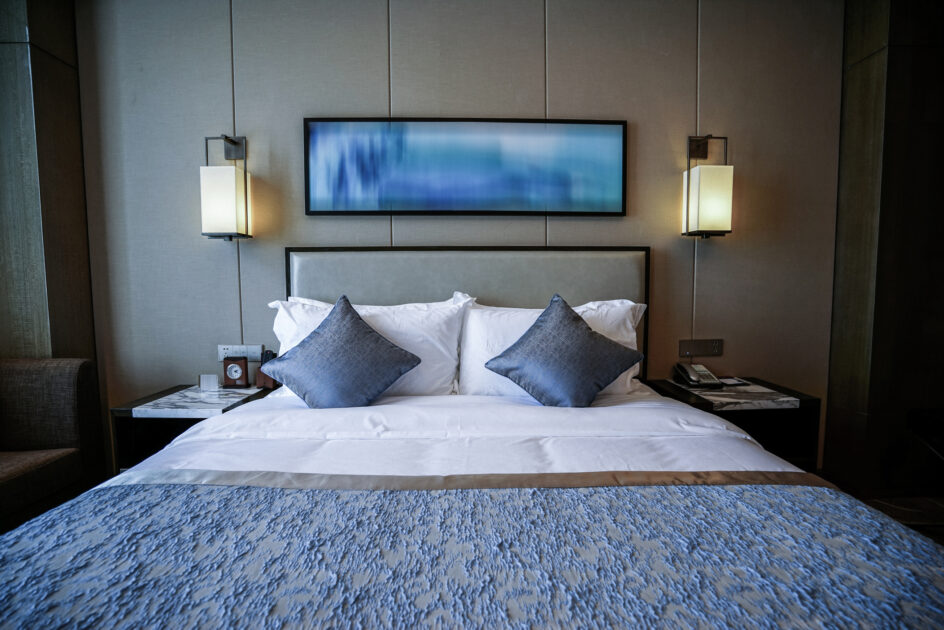 AEHCOS apuesta por la Economía Circular y firma un acuerdo eco-one para sumarse a la primera plataforma hotelera de compraventa de muebles y enseres