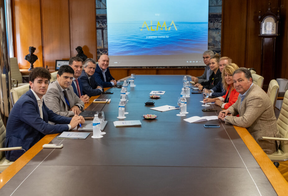 Representantes del Puerto de Huelva, la Diputación Provincial y el Ayuntamiento de Huelva se reúnen con dirigentes de la naviera Alma Cruceros
