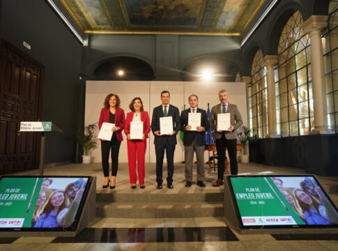 La Junta firma un Plan de Empleo Juvenil con UGT, CCOO y CEA que movilizará 500 millones de euros