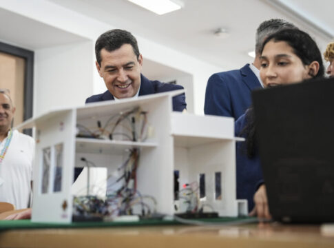 Moreno señala que Andalucía tiene el sistema público de Educación más grande de España, que superará en 2025 los 9.000 millones de euros