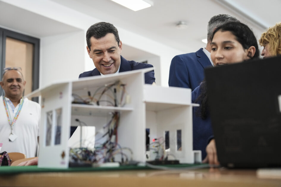 Moreno señala que Andalucía tiene el sistema público de Educación más grande de España, que superará en 2025 los 9.000 millones de euros
