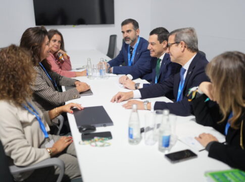 Moreno mantiene un encuentro en Bakú con representantes de la Asociación Internacional de Desalación y Reutilización (IDRA)