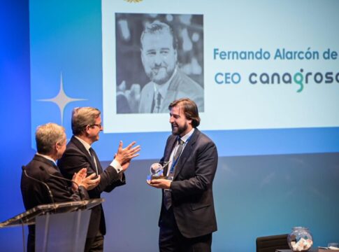 Fernando Alarcón de la Lastra, CEO de Canagrosa, recibe el premio “Directivo Aeroespacial 2024” en Andalucía
