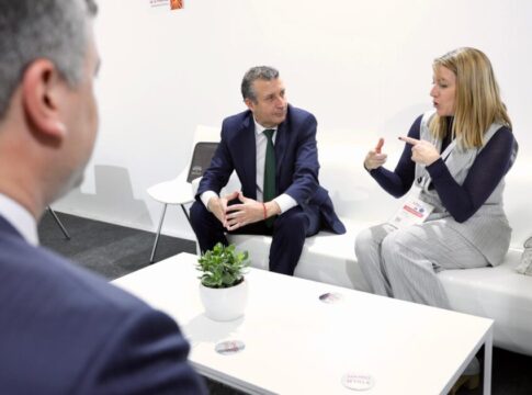 Javier Fernández mantiene un encuentro con la Directora de la OET de Miami