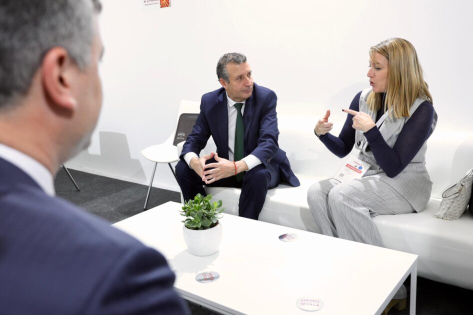 Javier Fernández mantiene un encuentro con la Directora de la OET de Miami