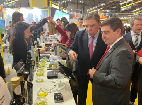 El ministro de Agricultura, Pesca y Alimentación visita el estand de la provincia de Jaén en Fitur 2025