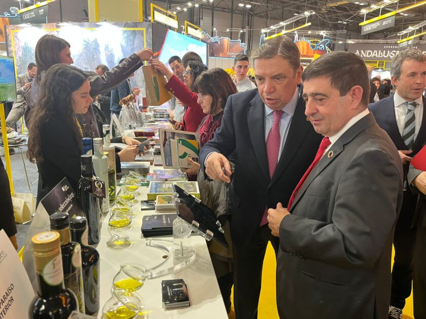 El ministro de Agricultura, Pesca y Alimentación visita el estand de la provincia de Jaén en Fitur 2025