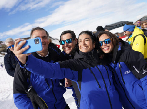 Moreno destaca la apuesta por Sierra Nevada, tesoro turístico y deportivo de España y motor económico de Andalucía