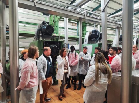 Deoleo forma a 120 futuros hosteleros de la Fundación Cruzcampo sobre la producción y los beneficios del aceite de oliva