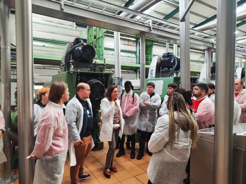 Deoleo forma a 120 futuros hosteleros de la Fundación Cruzcampo sobre la producción y los beneficios del aceite de oliva