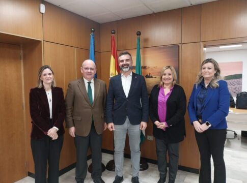 La Junta se compromete a mantener la senda de colaboración con la red de Cámaras de Comercio