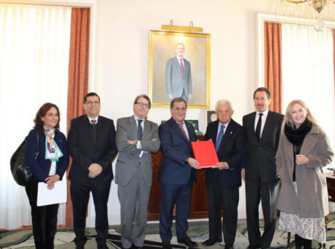 El embajador de Perú en España fomenta en Sevilla el intercambio de bienes comerciales