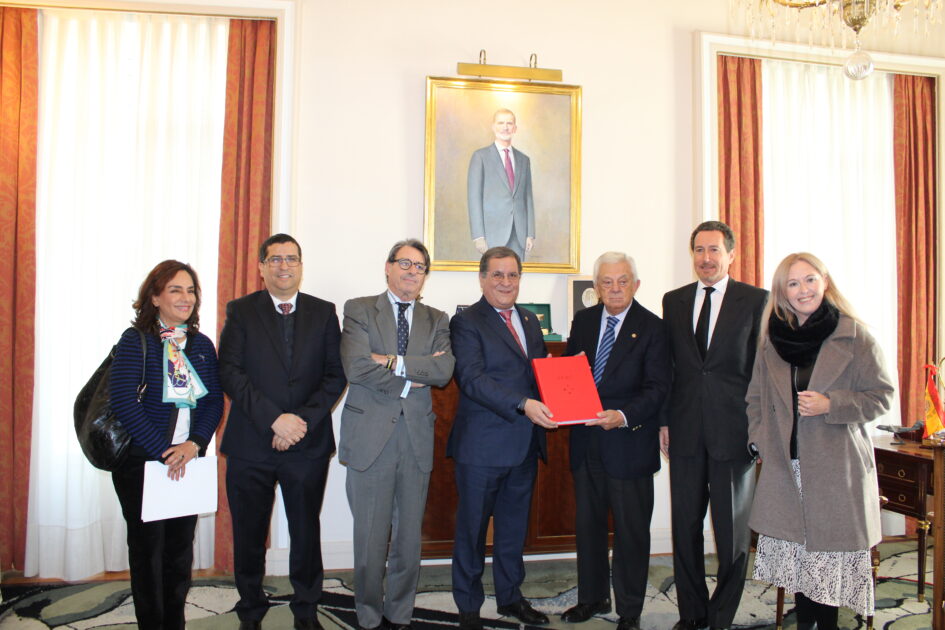 El embajador de Perú en España fomenta en Sevilla el intercambio de bienes comerciales