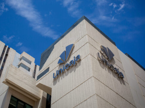 Unicaja ofrece financiación a empresas y autónomos para la compra de vehículos sostenibles