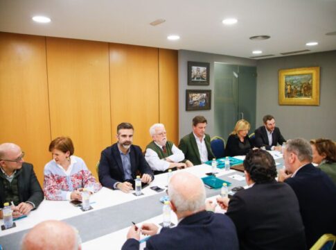 La Junta destaca la “apuesta sin precedentes” con 325M€ para garantizar el agua al campo andaluz