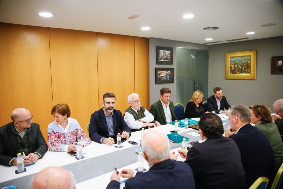 La Junta destaca la “apuesta sin precedentes” con 325M€ para garantizar el agua al campo andaluz