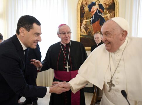 Moreno tras su audiencia con el Papa en Roma: “Andalucía es epicentro y capital de la pasión popular en el mundo”
