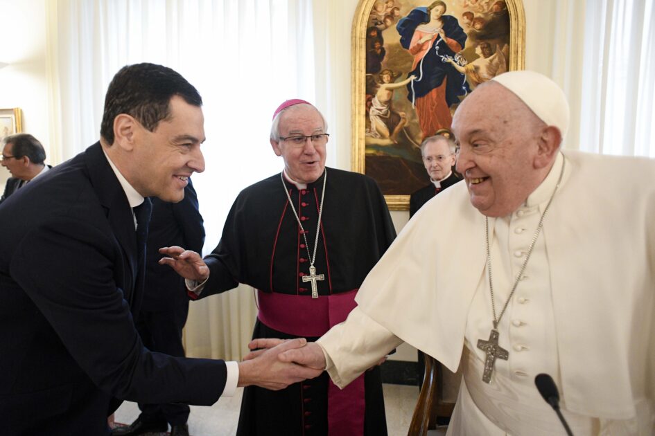 Moreno tras su audiencia con el Papa en Roma: “Andalucía es epicentro y capital de la pasión popular en el mundo”