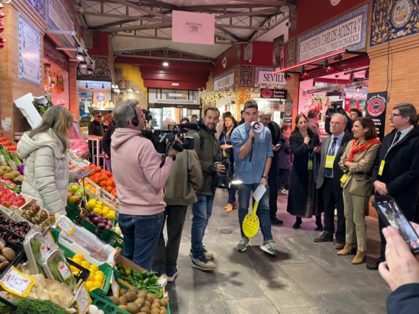 Blanco subraya, en el Día del Comercio, el carácter estratégico del sector, con unos 125.000 millones de negocio en Andalucía
