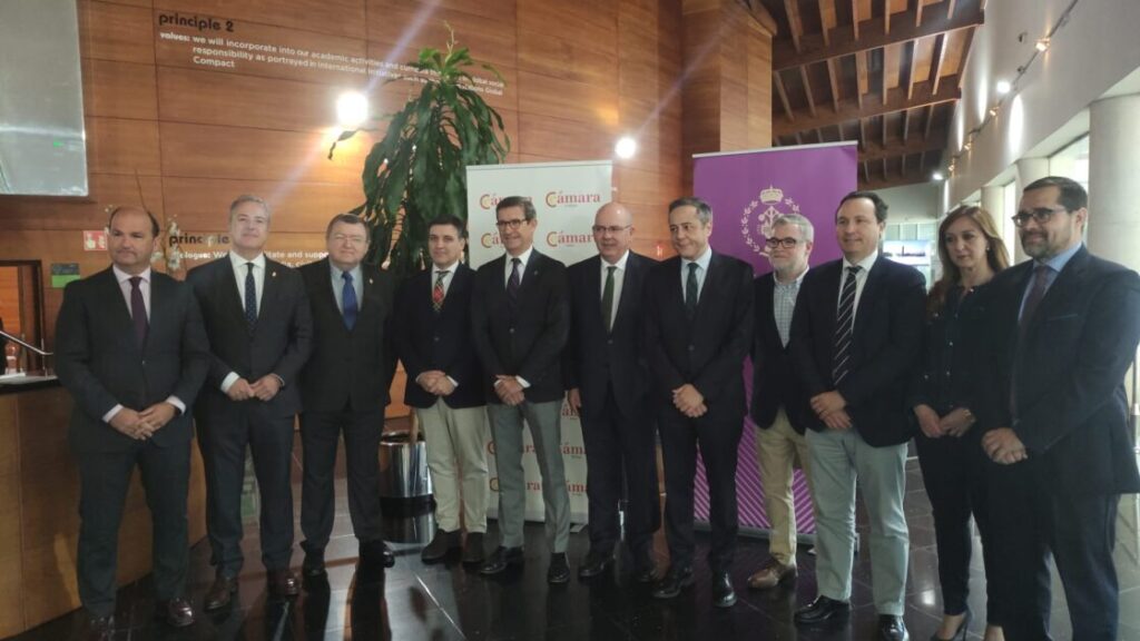 Junta, empresarios y expertos abogan por potenciar la colaboración público-privada para mejorar los más de 2.300 espacios productivos andaluces  