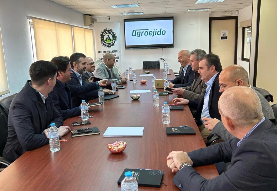 La Junta y comercializadores hortofrutícolas de Almería y Granada refuerzan su alianza por el futuro del sector