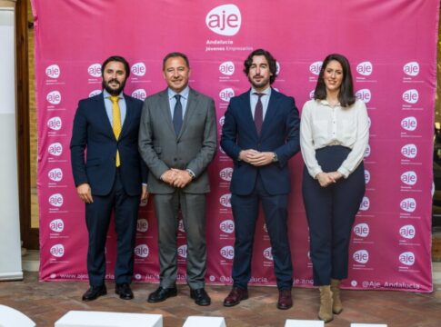 El delegado del Gobierno de la Junta en Sevilla asiste al Comité Ejecutivo de AJE Andalucía para abordar los retos de los jóvenes empresarios
