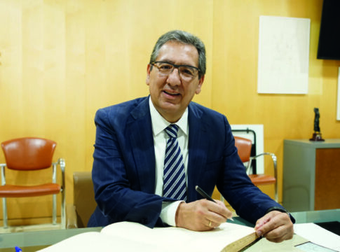 Antonio Pulido recibe el Premio Tribuna de Honor en los Premios Tribuna de Andalucía 2026