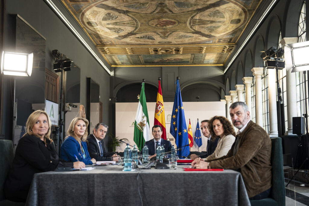 Moreno anuncia con UGT, CCOO y CEA un paquete de medidas para paliar los efectos de los aranceles en Andalucía