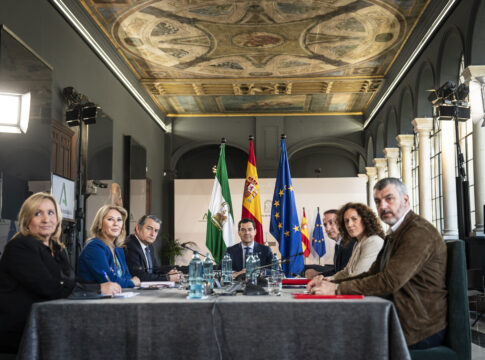 Moreno anuncia con UGT, CCOO y CEA un paquete de medidas para paliar los efectos de los aranceles en Andalucía