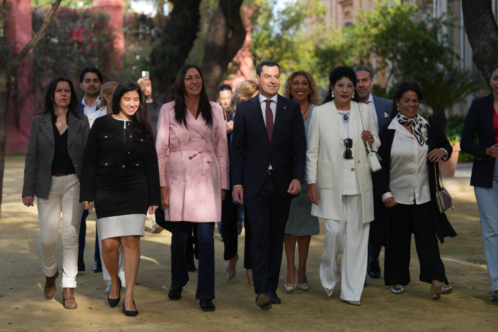 Moreno muestra su respeto y admiración por el pueblo gitano: “Dais identidad a Andalucía”