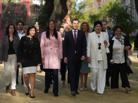 Moreno muestra su respeto y admiración por el pueblo gitano: “Dais identidad a Andalucía”