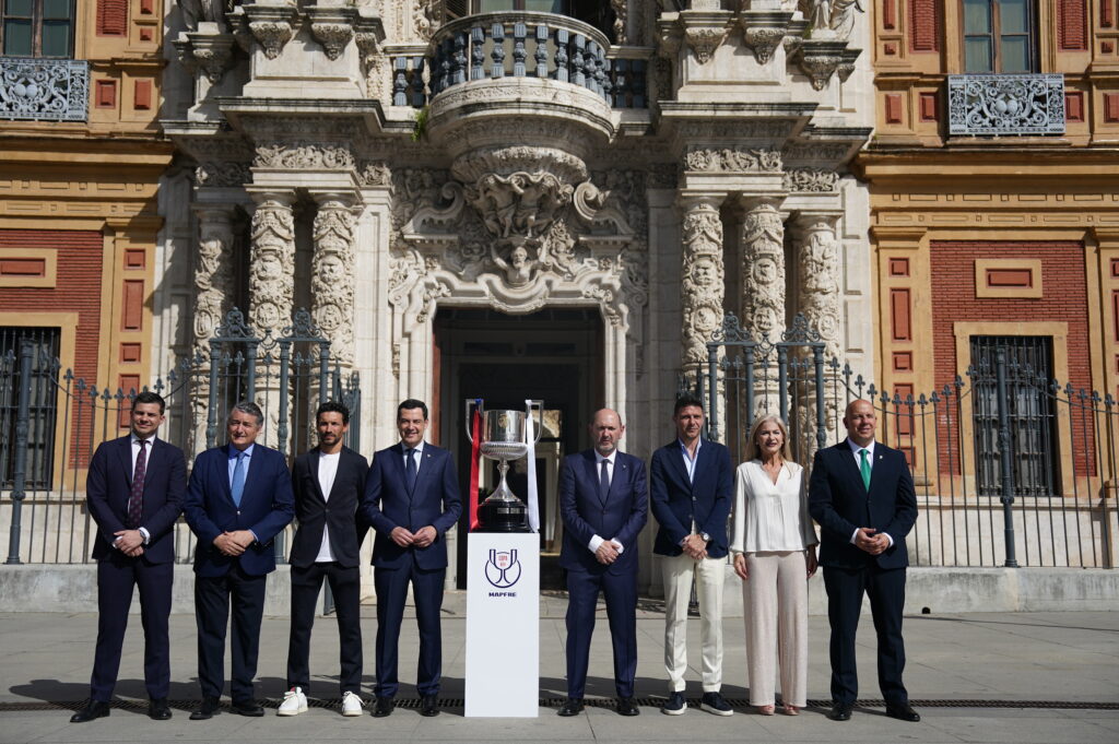 Moreno recibe en San Telmo la Copa del Rey de Fútbol que permanecerá expuesta y podrá visitarse hasta el sábado