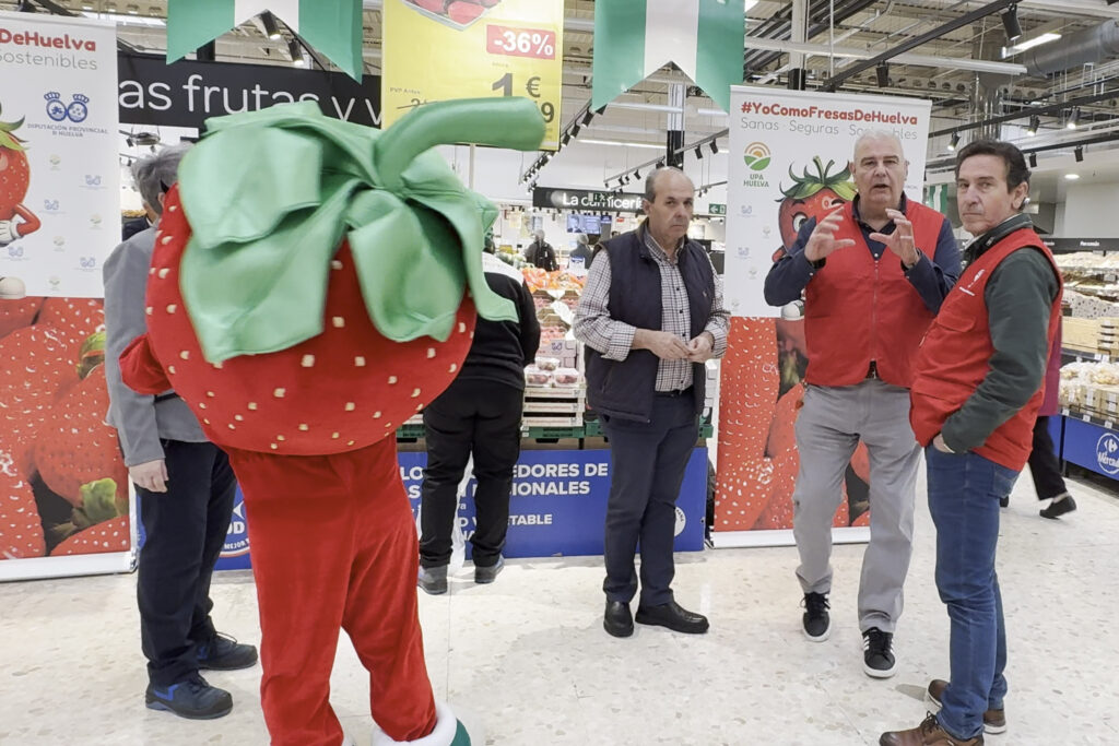La campaña #YoComoFresasdeHuelva hace parada en el Centro Comercial Los Patios de Málaga con una degustación entre los clientes del Carrefour