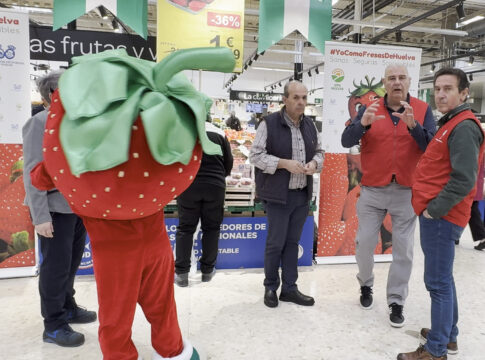 La campaña #YoComoFresasdeHuelva hace parada en el Centro Comercial Los Patios de Málaga con una degustación entre los clientes del Carrefour