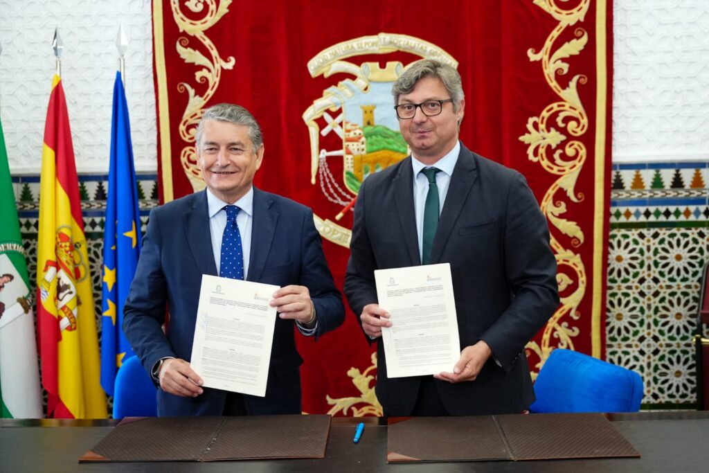 Antonio Sanz firma un protocolo para la puesta en marcha de un nodo tecnológico en Puente Genil