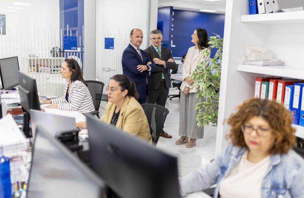 El delegado de Economía e Industria visita la nueva sede de Grupo Argenia en Sevilla y destaca su papel en el impulso industrial y económico de Andalucía